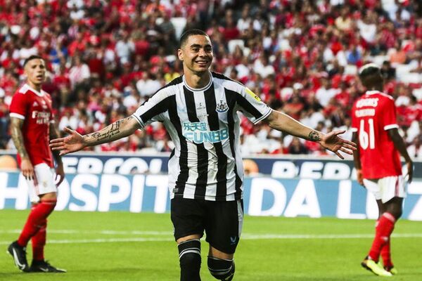 Almirón marca dos golazos en otro amistoso del Newcastle - Fútbol Internacional - ABC Color