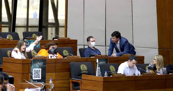 La Nación / Sigue el interminable show lejos del interés ciudadano