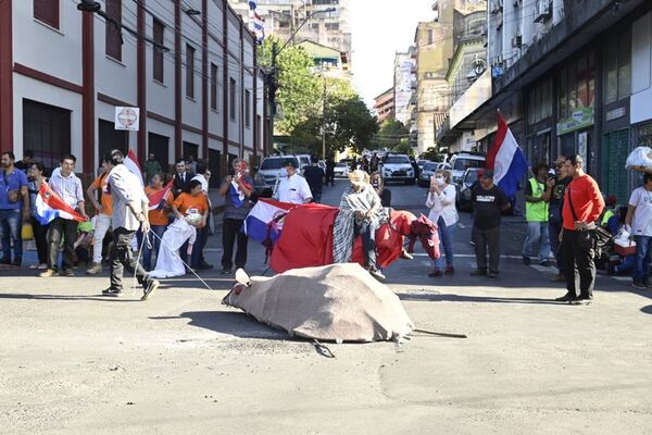 Ciudadanos y hurreros se preparan para protestar a favor y en contra de Quiñónez - Política - ABC Color