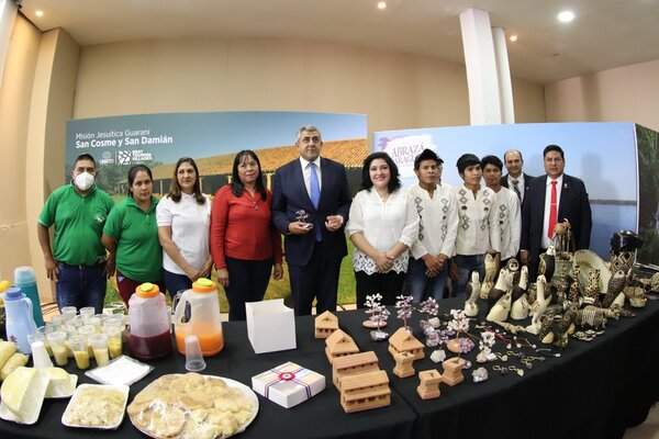 Secretario de la OMT entregó distinción a San Cosme y San Damián como mejor pueblo turístico