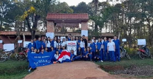 Prosigue medida de fuerza en colegio por destino de rubros de la dirección - Noticiero Paraguay