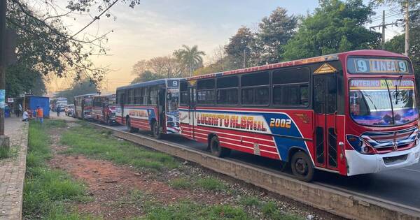 La Nación / Transportistas apostados frente a la UNA aseguran que el paro es indefinido