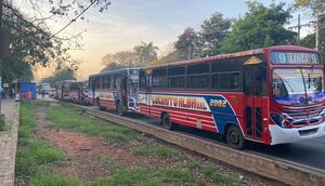 Transportistas apostados frente a la UNA aseguran que el paro es indefinido