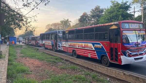 Transportistas apostados frente a la UNA aseguran que el paro es indefinido