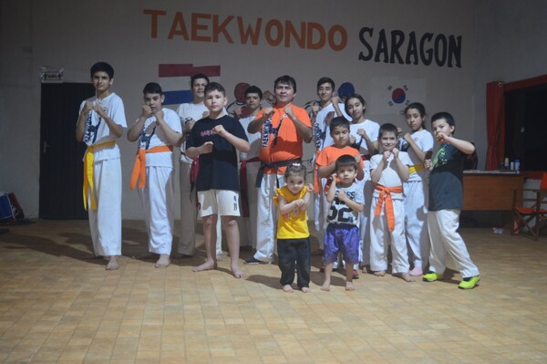 Atletas de la Academia Club Saragon de Taekwondo, se preparan para alcanzar el cinturón negro - Noticiero Paraguay