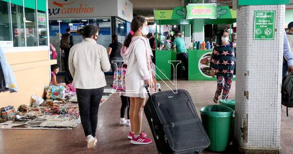 La Nación / Escaso movimiento de buses en la Terminal de Asunción a causa del paro