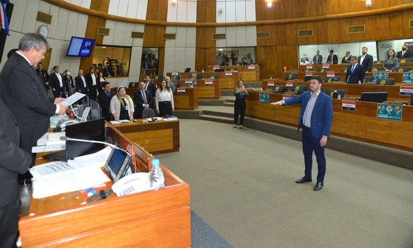Toman juramento al suplente de Carlos Rejala pese a incidentes