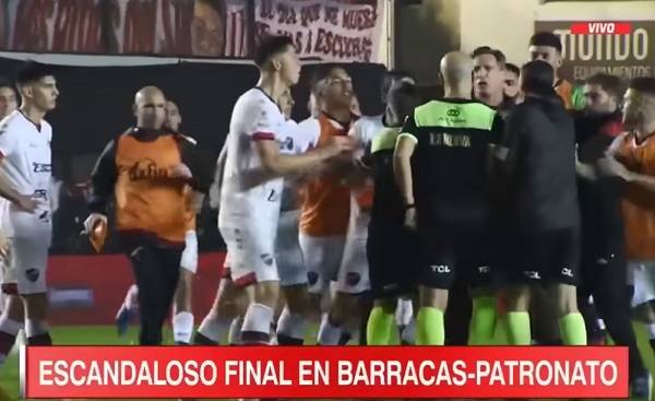 Escándalo arbitral termina con futbolistas arrestados en la comisaría - La Prensa Futbolera