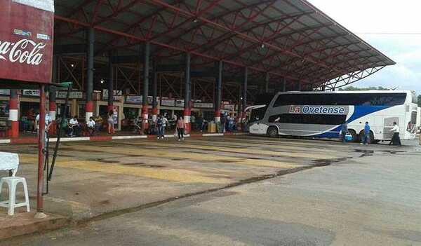 Terminal vacía y algunos pasajeros varados por paro de buses del interior – Prensa 5