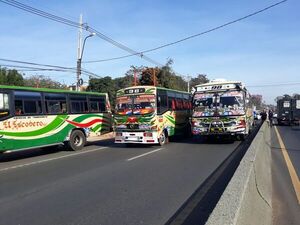 Camioneros de Central se concentran en dos puntos en San Lorenzo - Nacionales - ABC Color