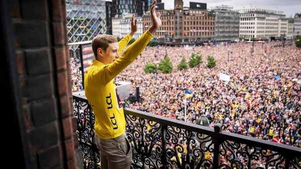 Miles de aficionados reciben a Vingegaard en Copenhague