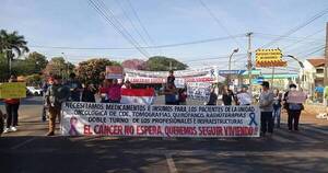 La Nación / Hospital de CDE: pacientes oncológicos cerraron ruta por falta de medicamentos