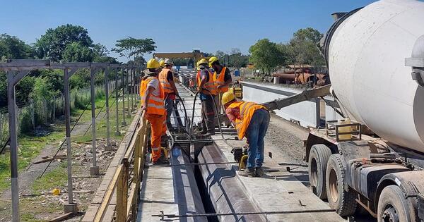 Fabricaron la última viga para los viaductos de acceso al puente Héroes del Chaco