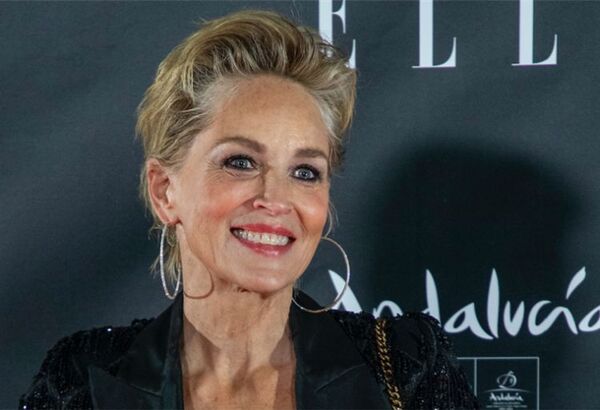 Sharon Stone alborota las redes posando en topless a los 64 años