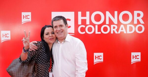 EBY suspende a Fátima Saucedo por presunto planillerismo e inicia juicio para despedirla - Política - ABC Color