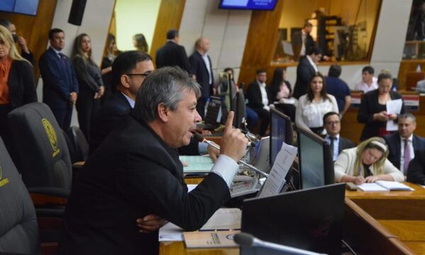 Seguirá el circo: Diputados postergan nuevamente estudio de juicio político a Fiscal General