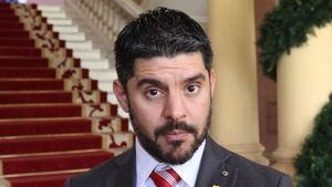 Acusan a Nenecho de usar foto ajena para autodefenderse