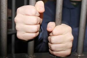 Crónica / Condenan a 15 años de prisión a padrastro que abusó de su hijastra menor