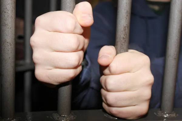 Crónica / Condenan a 15 años de prisión a padrastro que abusó de su hijastra menor