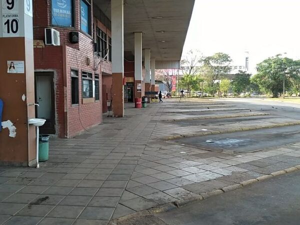 Casi nulo movimiento en terminal de buses en Ciudad del Este - ABC en el Este - ABC Color