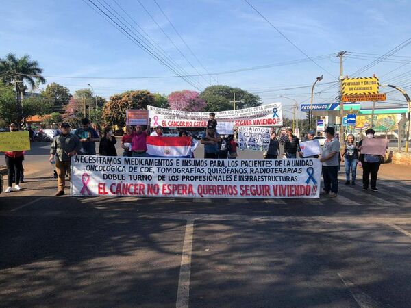 Pacientes oncológicos reclaman falta de medicamentos e insumos en CDE - ABC en el Este - ABC Color