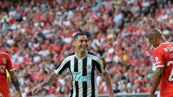 Hinchas del Newcastle agradecen a Grealish por "motivar" a Almirón