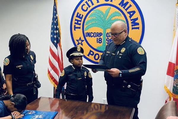 Diario HOY | Un niño con un tumor cerebral cumple en Miami su deseo de ser policía
