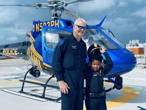 Un niño con un tumor cerebral cumple en Miami su deseo de ser policía - Mundo - ABC Color