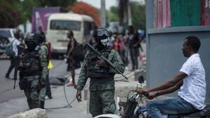 Hombres armados prenden fuego a una iglesia en Haití