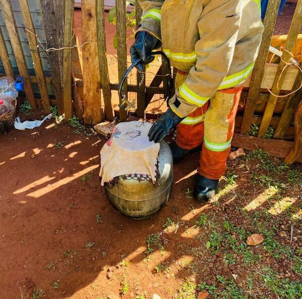 Bomberos sofocaron incendio de vivienda ocasionado por fuga de gas - Radio Imperio