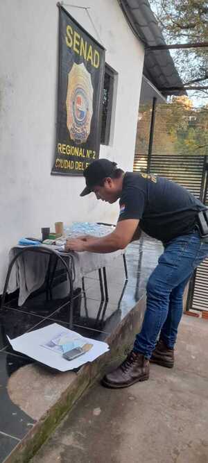 Agentes de la Senad decomisan ínfima cantidad de cocaína en Ciudad del Este - La Clave