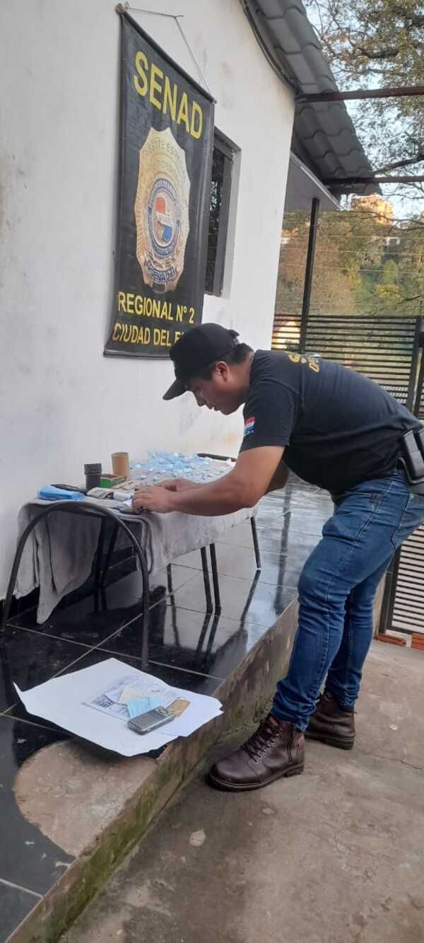 Agentes de la Senad decomisan ínfima cantidad de cocaína en Ciudad del Este - La Clave