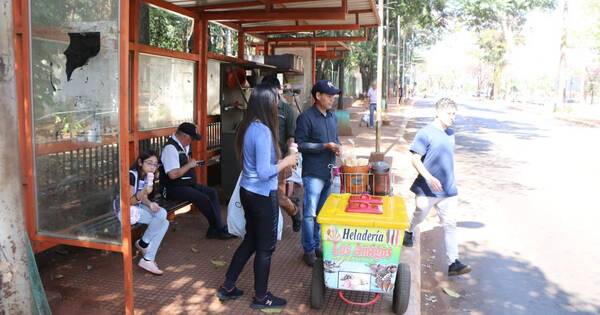 La Nación / Esteños sufren reguladas y paro porque transportistas quieren suba del pasaje