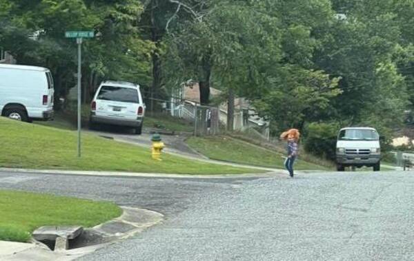 Crónica / [VIDEO] Chucky apareció en un barrio y alborotó a los vecinos