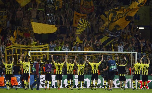 La UEFA probará durante un año las tribunas con hinchas de pie