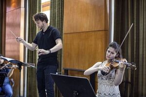 La OSIC estrenará “emotiva” obra con director y violinista invitados - Música - ABC Color