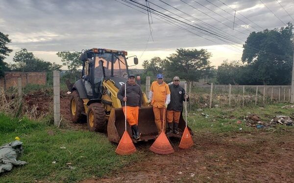 Limpian baldíos aplicando la ordenanza tras denuncia de vecinos en el barrio San Miguel – Diario TNPRESS