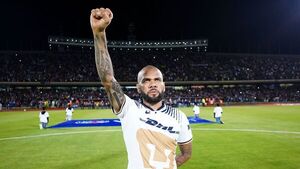 Dani Alves debuta con asistencia en México