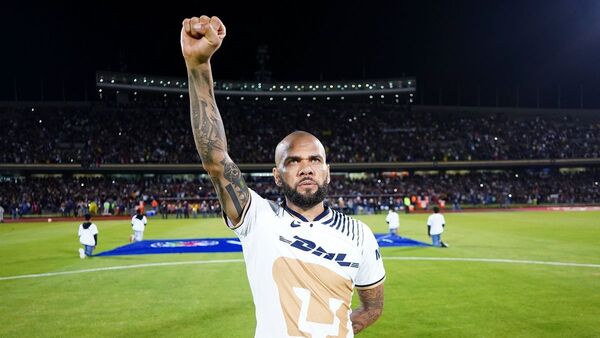 Dani Alves debuta con asistencia en México