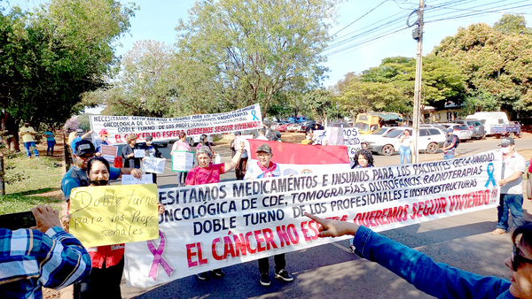 Pacientes oncológicos salen a las calles para pedir insumos y medicamentos - La Clave