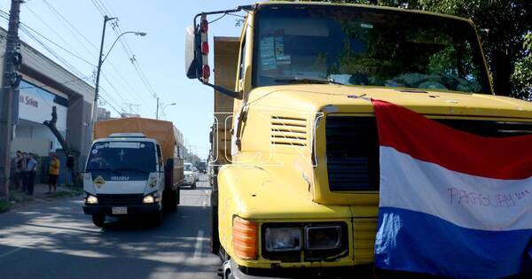 La Nación / Camioneros siguen en paro y no descartan cerrar planta de Petropar