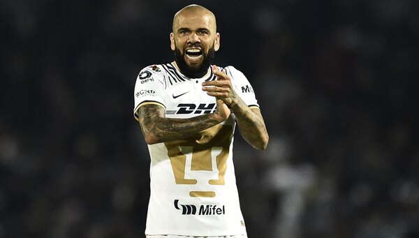 Dani Alves debuta en México y da una asistencia en el agónico empate de Pumas