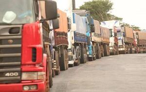Camioneros siguen en paro y no descartan cerrar planta de Petropar – Prensa 5