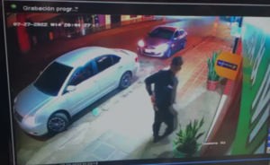 Asesinan de un disparo en la cabeza a un policía tras ingresar a una bodega que estaba siendo asaltada