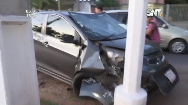 Huyen de la policía y terminan chocando en Lambaré - SNT