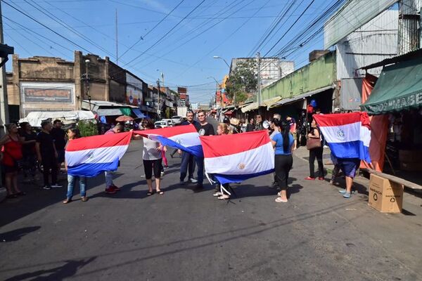 Protesta contra el desalojo en el Mercado 4 - Nacionales - ABC Color