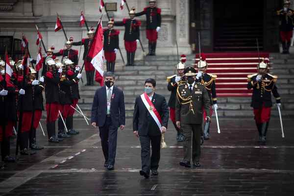 Peruanos se movilizan a la espera del mensaje del primer año de Castillo - MarketData