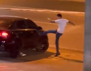 Video: Evitan que un hombre supuestamente siga agrediendo a una mujer en la calle - Nacionales - ABC Color