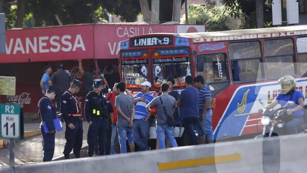 Crónica / Camioneros exigen rebaja de 1000 guaraníes en precio de combustibles