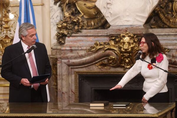 Fernández recibe a ministra de Economía mientras se define cambio de gabinete - Mundo - ABC Color
